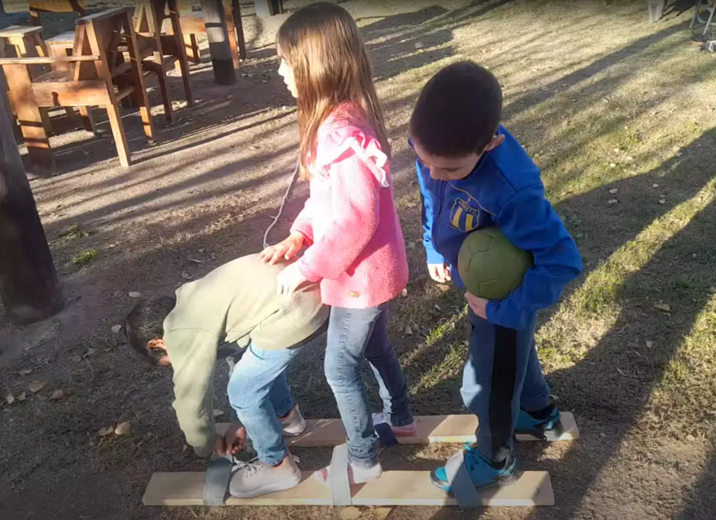 Niños cooperando
